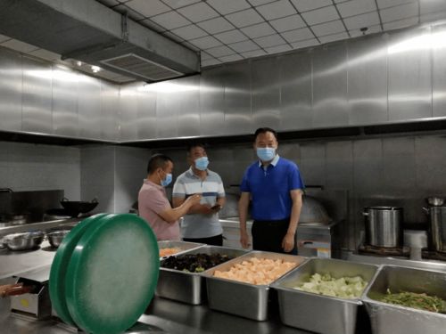 阿拉善左旗市場(chǎng)監(jiān)管局深入阿拉善職業(yè)技術(shù)學(xué)院檢查指導(dǎo)疫情防控期間食品安全工作